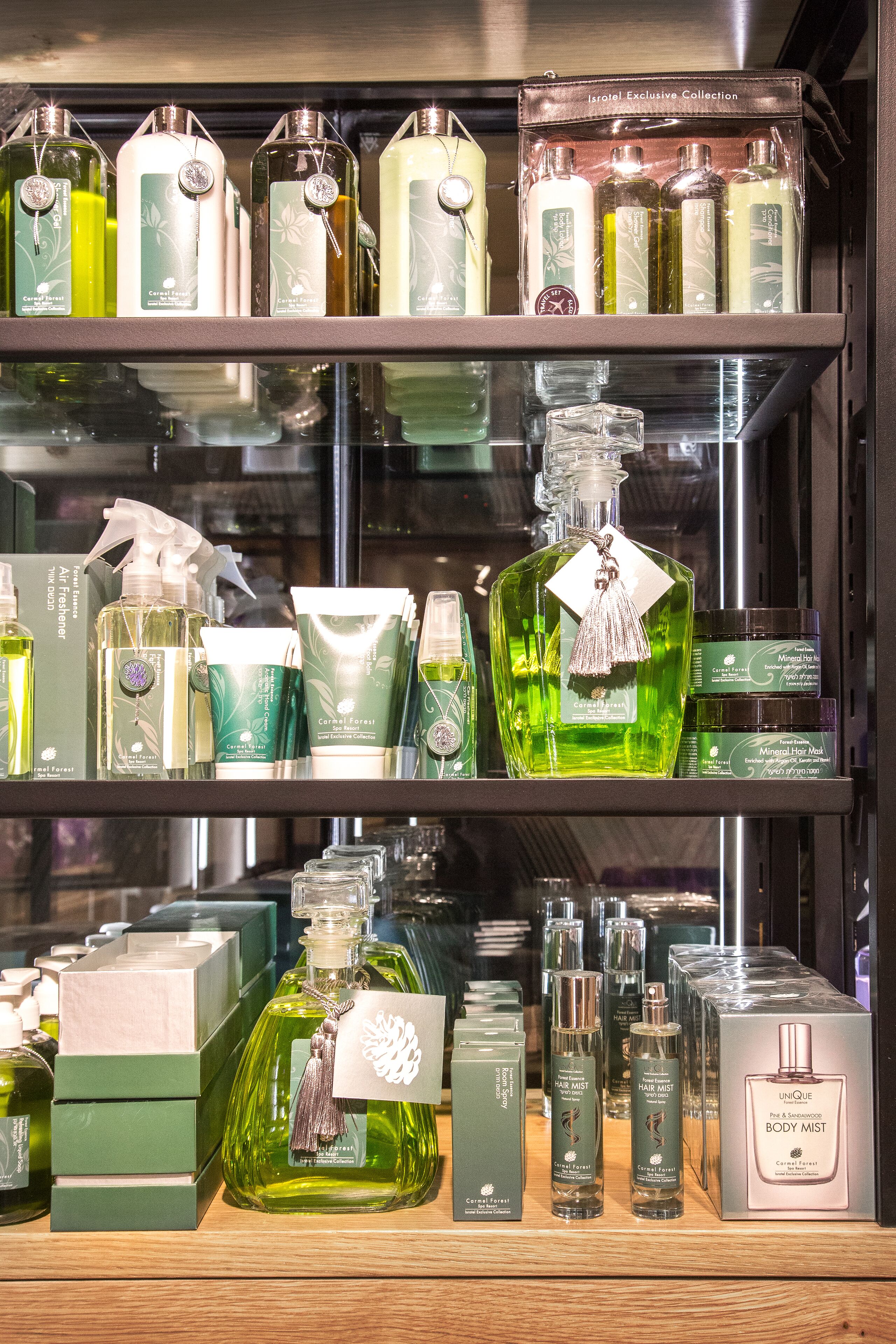 Estantes repletos de diversos productos de cuidado personal, como bruma corporal y laca para el cabello.