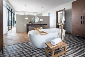 Presidential Suite | Badezimmer | Kostenlose Toilettenartikel, Haartrockner, Bademäntel, Hausschuhe