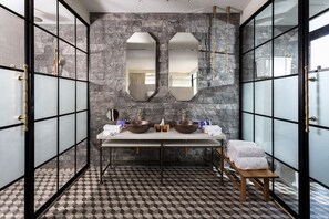 Presidential Suite | Bathroom | Free toiletries, hair dryer, bathrobes, slippers