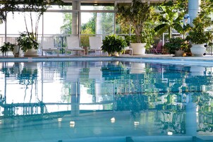 Una piscina cubierta