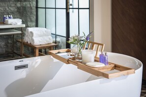 Presidential Suite | Badezimmer | Kostenlose Toilettenartikel, Haartrockner, Bademäntel, Hausschuhe