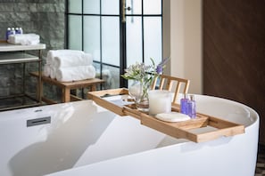 Presidential Suite | Badezimmer | Kostenlose Toilettenartikel, Haartrockner, Bademäntel, Hausschuhe