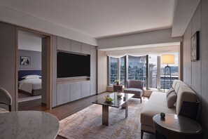 Suite Premium, 2 camas individuales, vistas a la ciudad | Zona de estar | Una televisión LCD, una estación de conexión para iPod