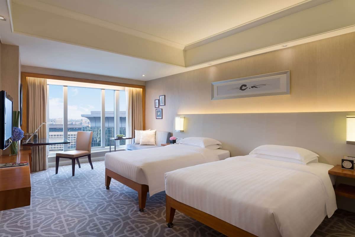 Sengetøy av topp kvalitet, dundyner, minibar og safe på rommet