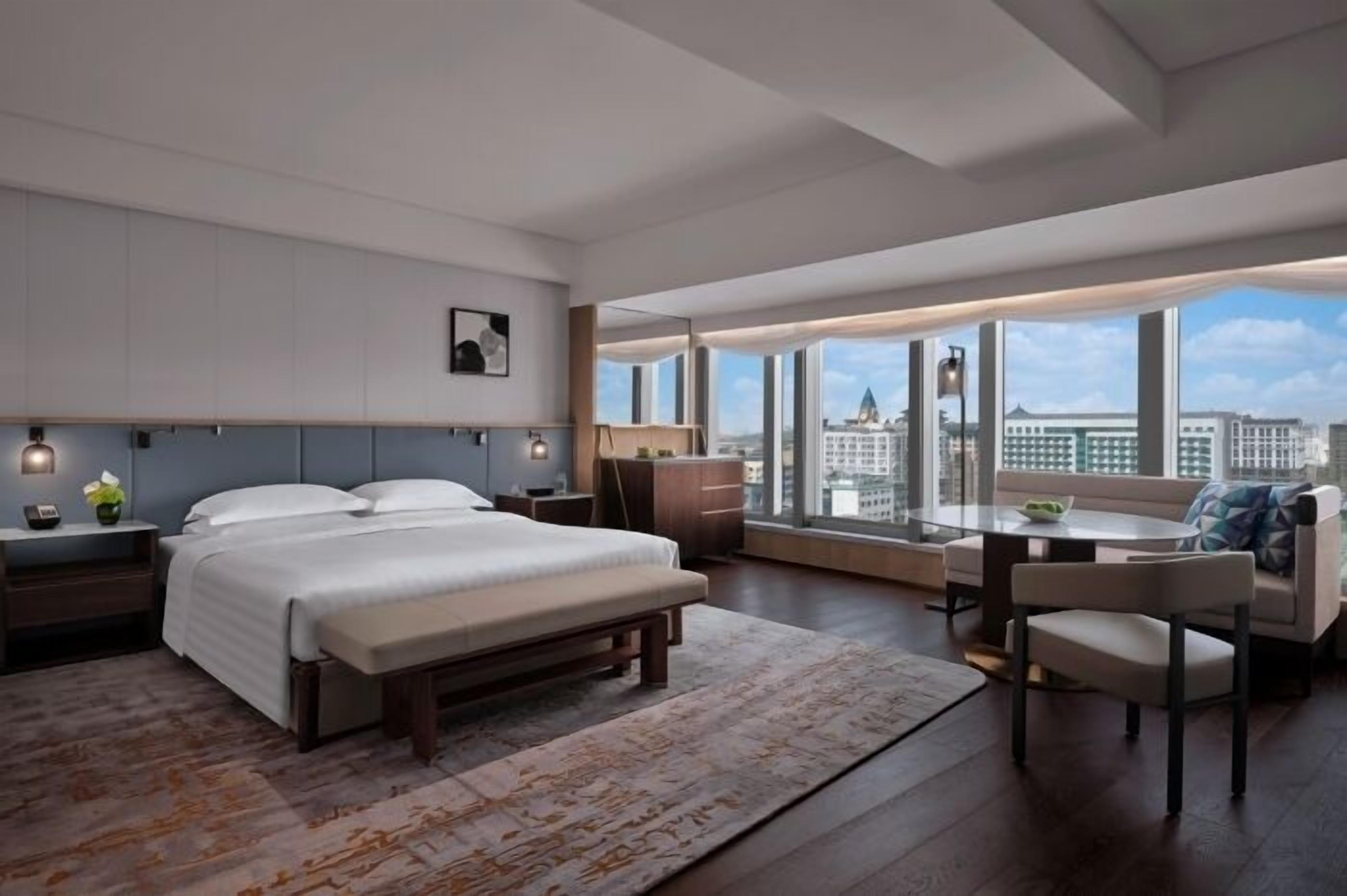 Ropa de cama de alta calidad, cubrecamas y minibar 