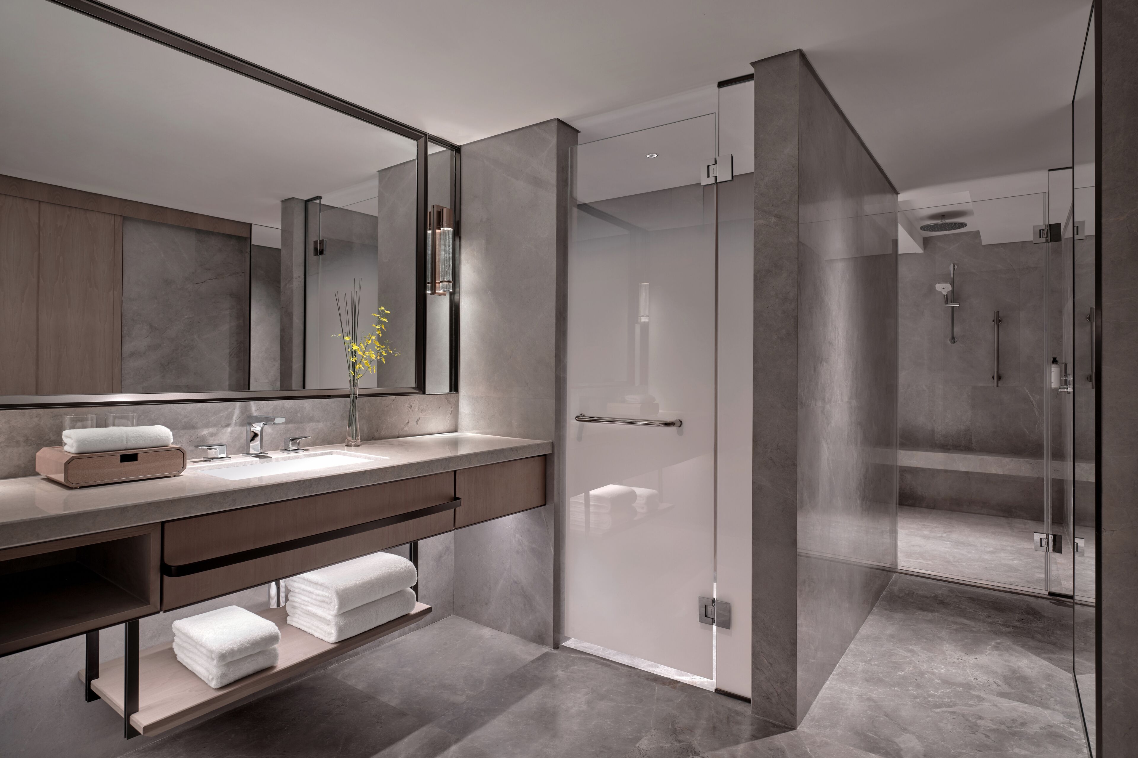 1 King Bed, Corner, Club Access, Deluxe | Bathroom | Designer toiletries, hair dryer, bathrobes, slippers