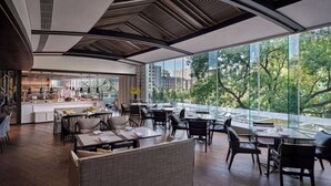 4 か所のレストラン : 朝食、ランチ、ディナーに営業