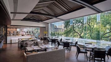 4 restaurants; breakfast, lunch and dinner served