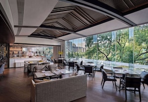 4 restaurants; breakfast, lunch and dinner served  - Grand Hyatt Beijing (Beijing)