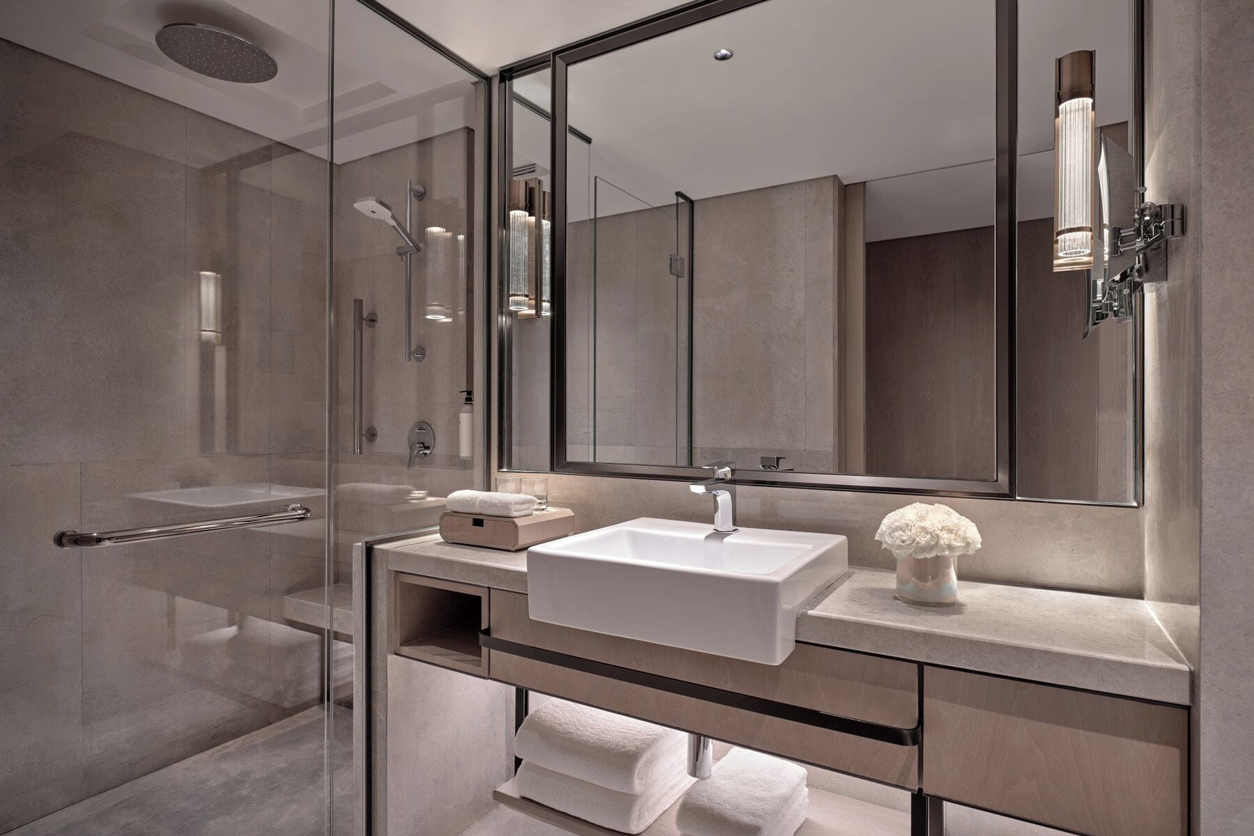 1 King Bed, Club Access | Bathroom