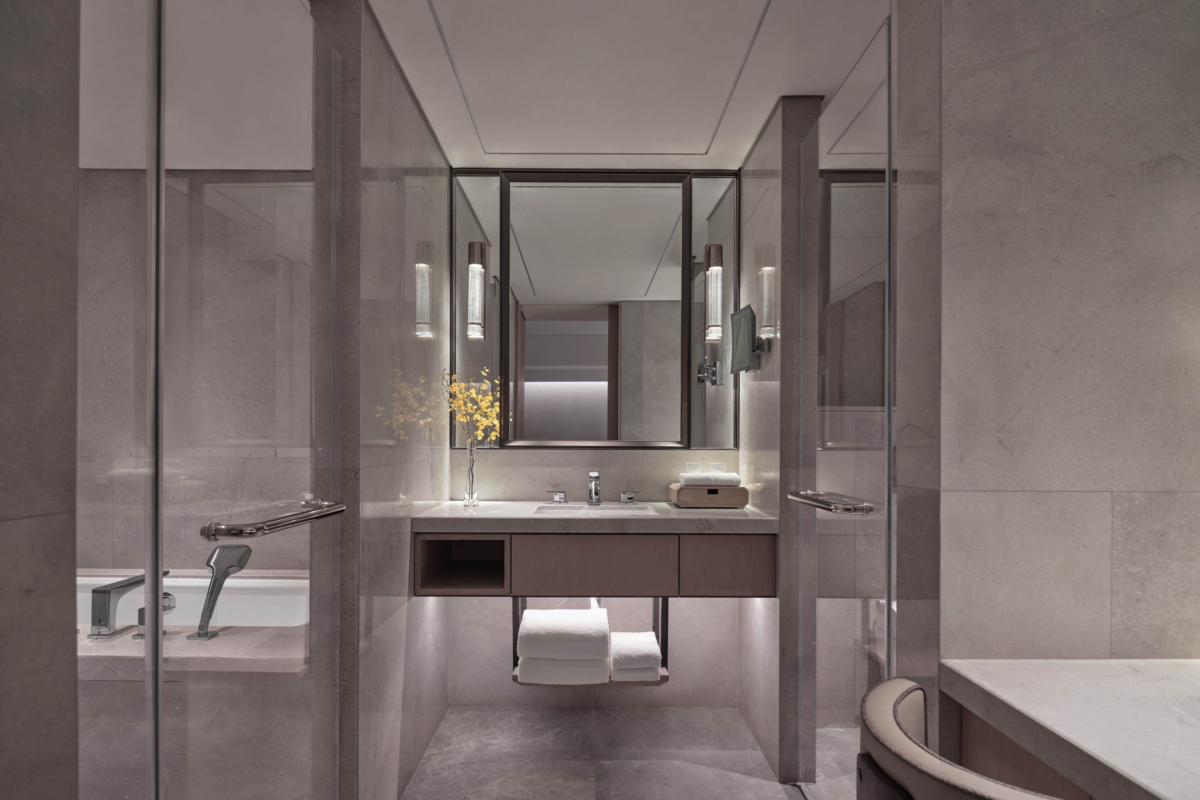 Une salle de bain moderne avec une douche à parois de verre, un meuble-lavabo et un grand miroir.