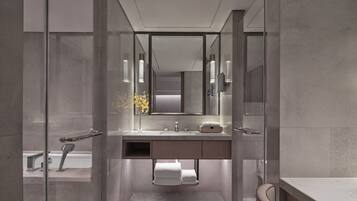 Une salle de bain moderne avec une douche à parois de verre, un meuble-lavabo et un grand miroir.