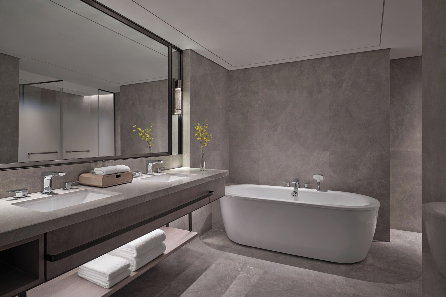 Grand Deluxe Suite, 1 King Bed | Bathroom | Designer toiletries, hair dryer, bathrobes, slippers