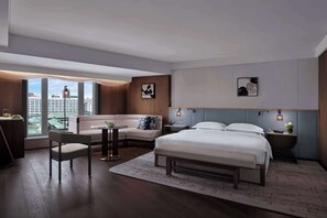 Premium bedding, down comforters, minibar, in-room safe - Grand Hyatt Beijing (Beijing)
