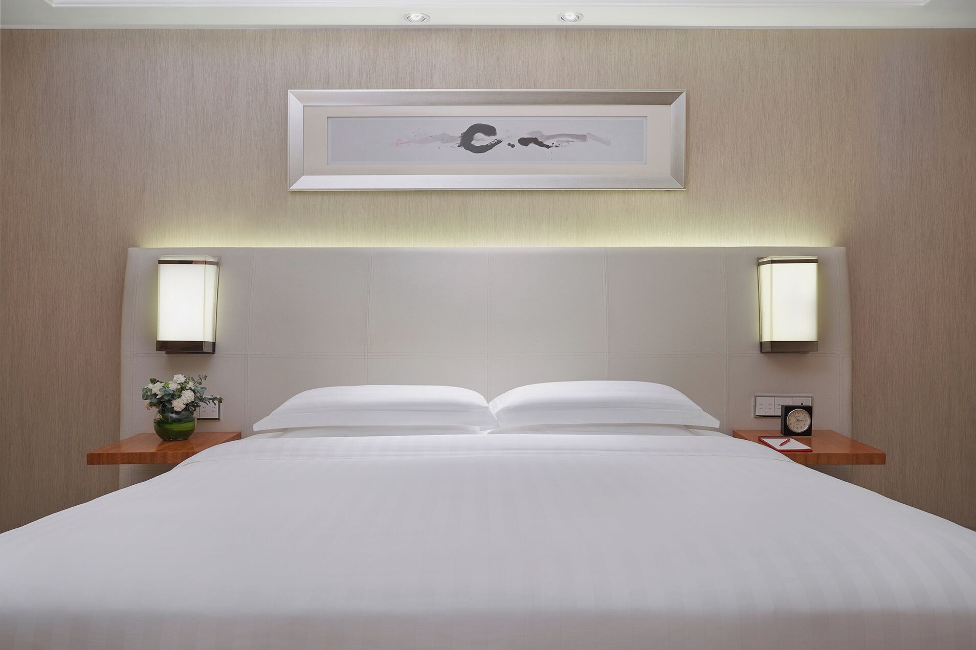 Ropa de cama de alta calidad, edredones de plumas, minibar y caja fuerte