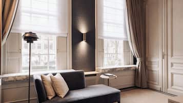 Habitación Grand, vistas al canal (Heritage) | Zona de estar | Una televisión de pantalla plana