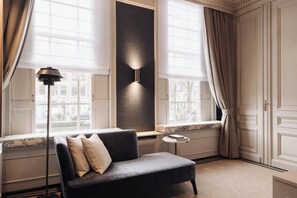 Chambre majestueuse, vue sur le canal (Heritage) | Aire de séjour | Téléviseur à écran plat