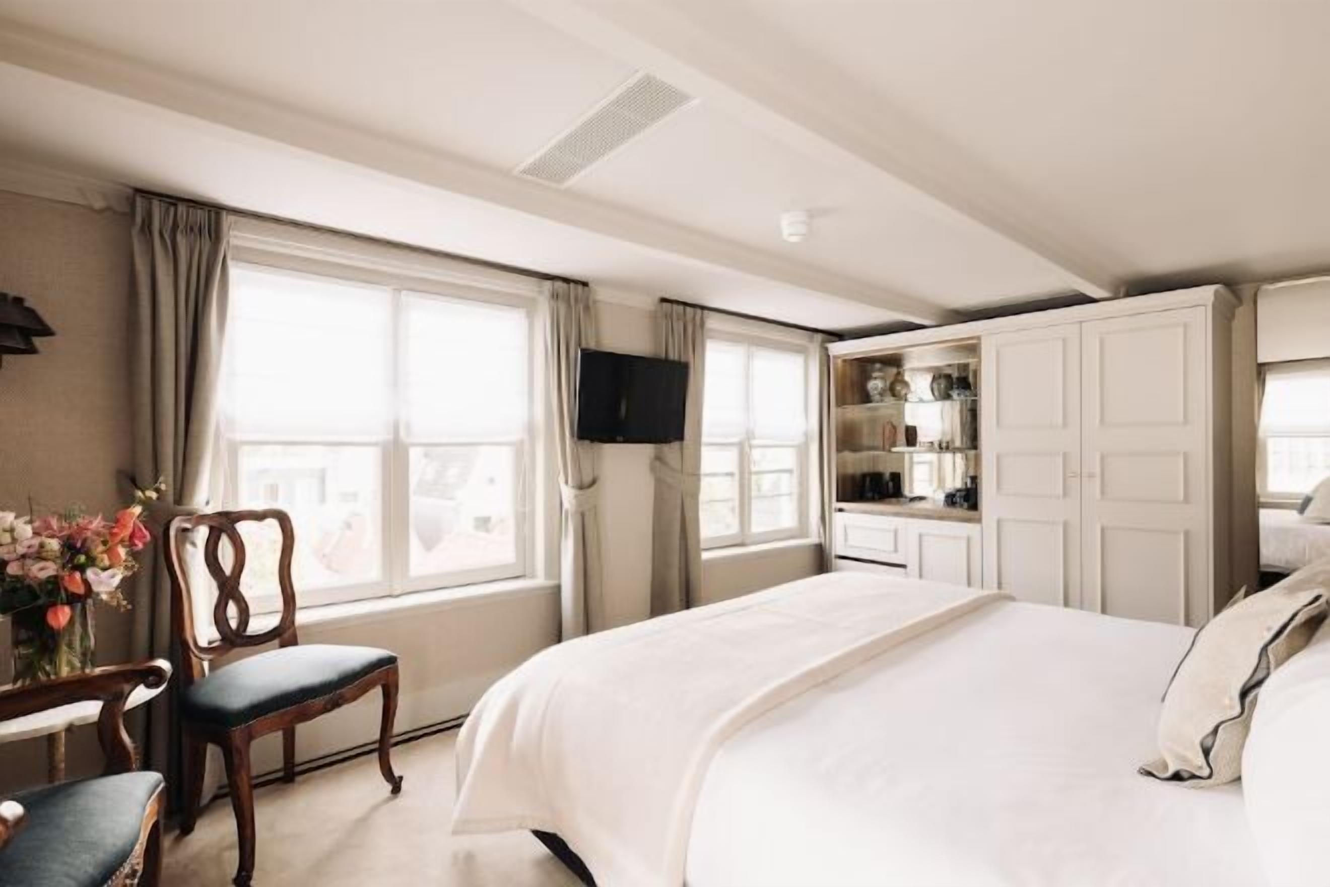 Egyptian cotton sheets, hypo-allergenic bedding, minibar, in-room safe