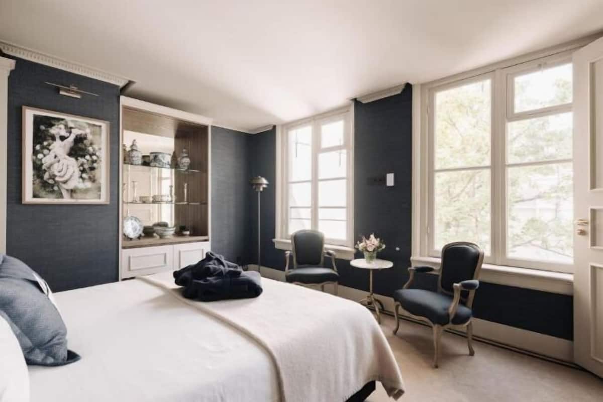 Egyptian cotton sheets, hypo-allergenic bedding, minibar, in-room safe