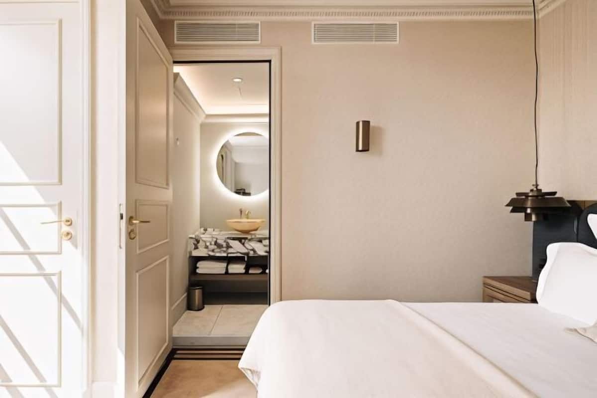 Egyptian cotton sheets, hypo-allergenic bedding, minibar, in-room safe