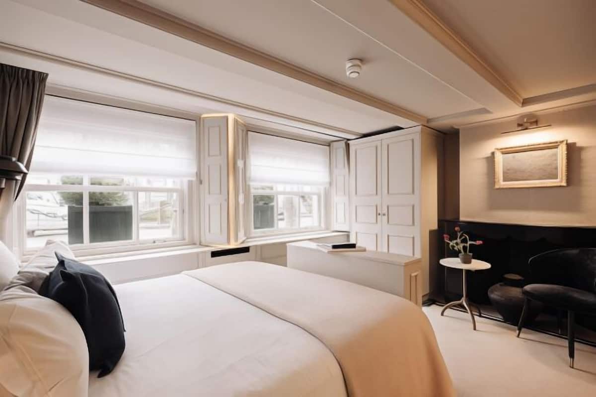 Egyptian cotton sheets, hypo-allergenic bedding, minibar, in-room safe