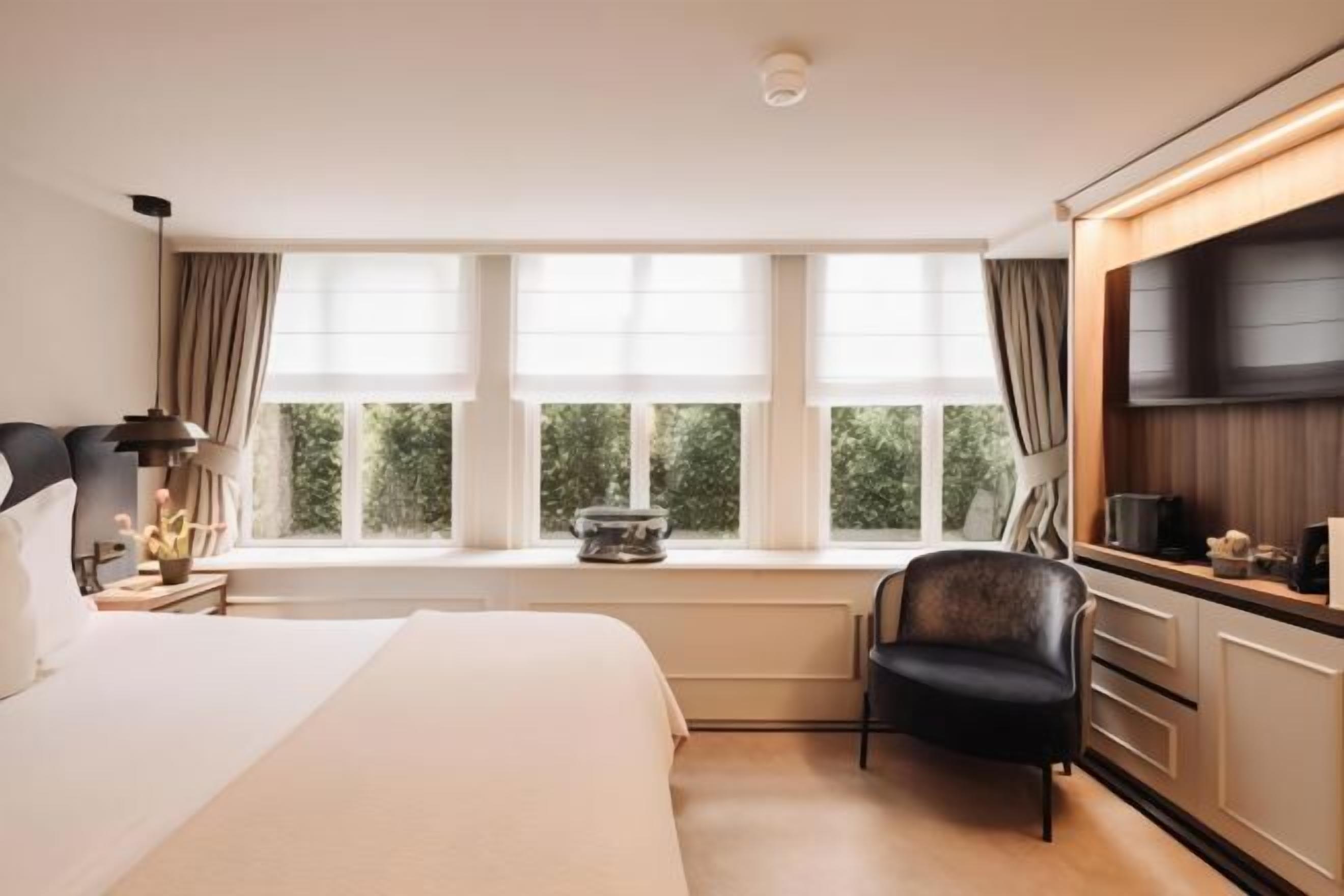Egyptian cotton sheets, hypo-allergenic bedding, minibar, in-room safe