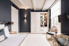 Egyptian cotton sheets, hypo-allergenic bedding, minibar, in-room safe