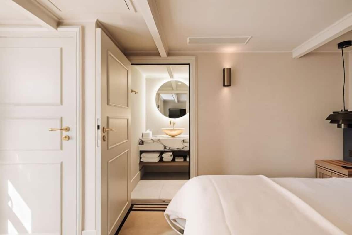Egyptian cotton sheets, hypo-allergenic bedding, minibar, in-room safe