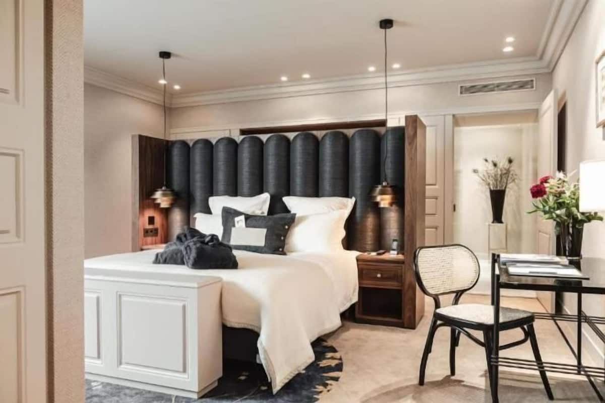 Egyptian cotton sheets, hypo-allergenic bedding, minibar, in-room safe