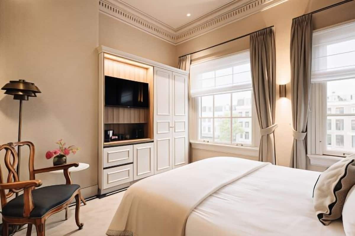 Egyptian cotton sheets, hypo-allergenic bedding, minibar, in-room safe