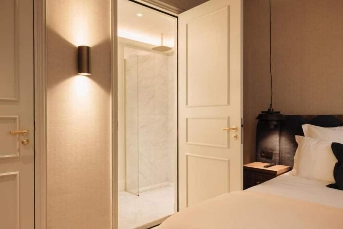 Egyptian cotton sheets, hypo-allergenic bedding, minibar, in-room safe