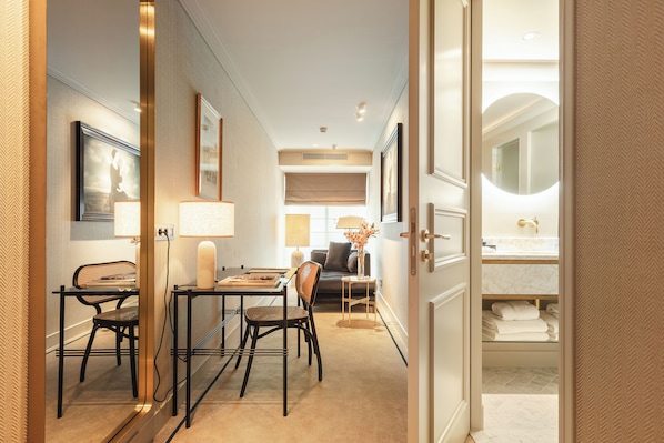 Grand Room (Merchant Inner Hotel View) | Living area
