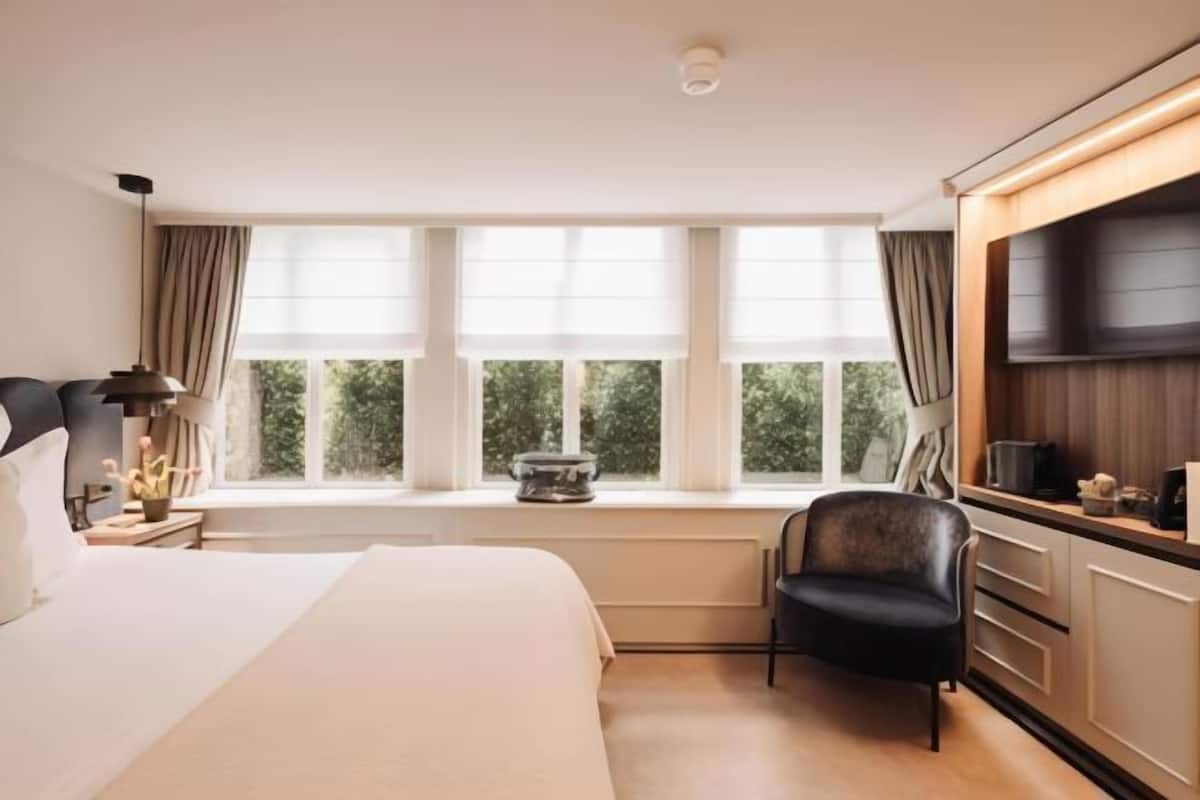 Egyptian cotton sheets, hypo-allergenic bedding, minibar, in-room safe