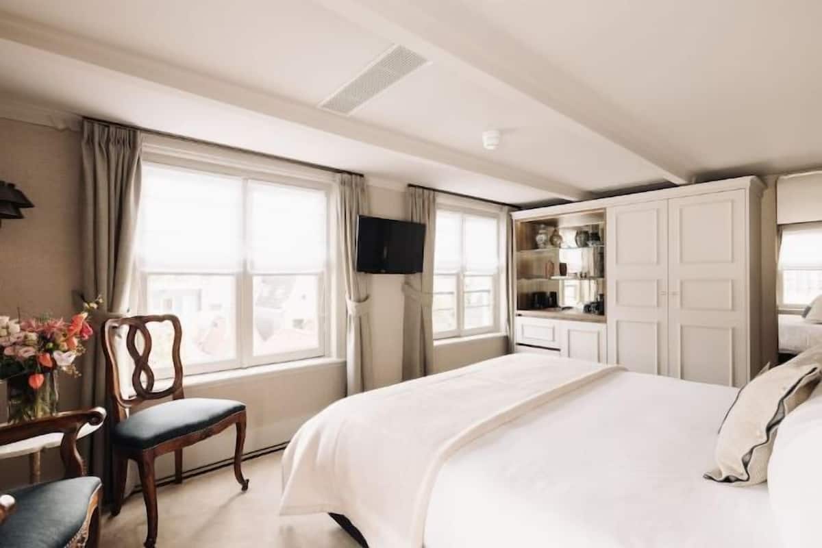 Egyptian cotton sheets, hypo-allergenic bedding, minibar, in-room safe