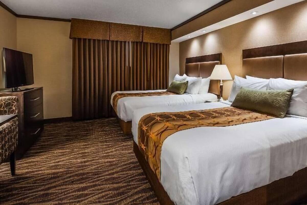 Minibar, in-room safe, iron/ironing board, rollaway beds (free)