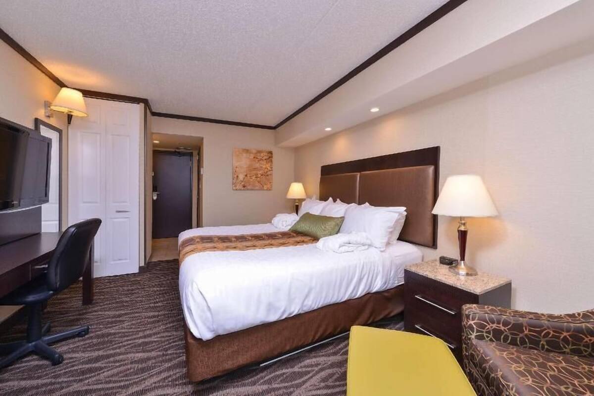 Minibar, in-room safe, iron/ironing board, rollaway beds (free)