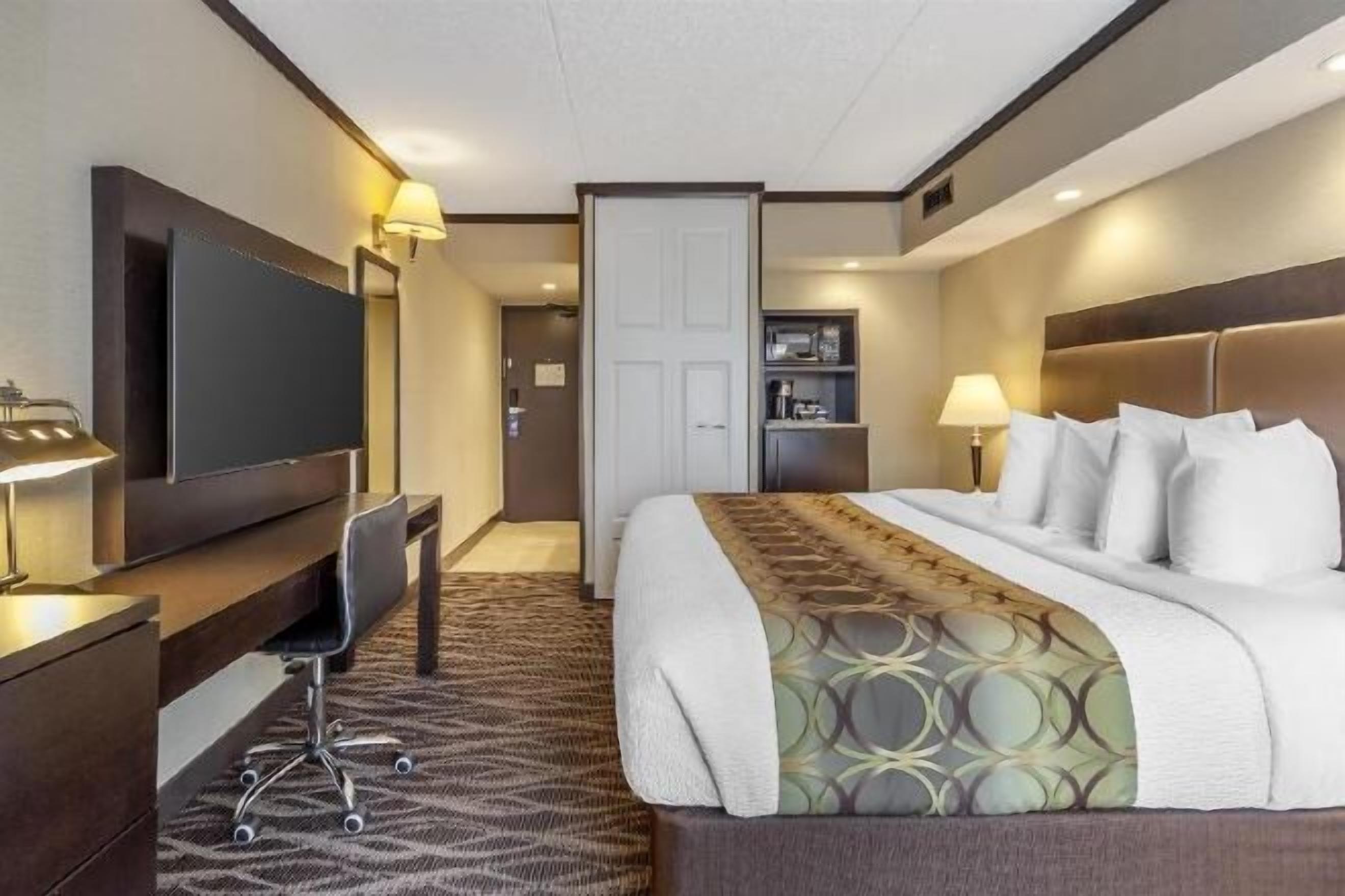 ميني بار وخزنة داخل الغرفة ومكواة/لوح كي وأسرّة مجانية قابلة للطي