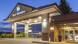 En Best Western hotels indgang med en klar himmel og et stort skilt over døren.