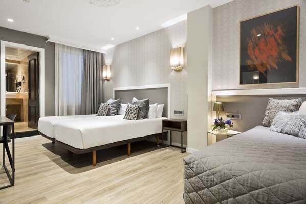 Superior-Dreibettzimmer | 1 Schlafzimmer, Zimmersafe, Schreibtisch, Verdunkelungsvorhänge