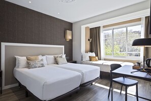 Superior-Dreibettzimmer | Zimmersafe, Schreibtisch, Verdunkelungsvorhänge, schallisolierte Zimmer