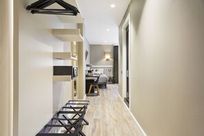Superior-Dreibettzimmer | Zimmersafe, Schreibtisch, Verdunkelungsvorhänge, schallisolierte Zimmer