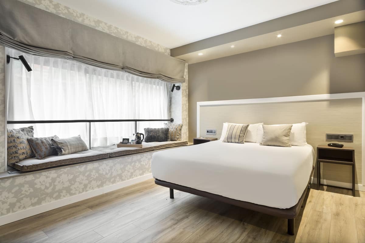 In-room safe, desk, blackout drapes, soundproofing