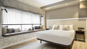 Caixa forta a l'habitació, escriptori i cortines opaques