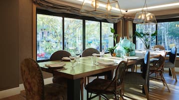 Tägliches Frühstücksbuffet gegen Gebühr