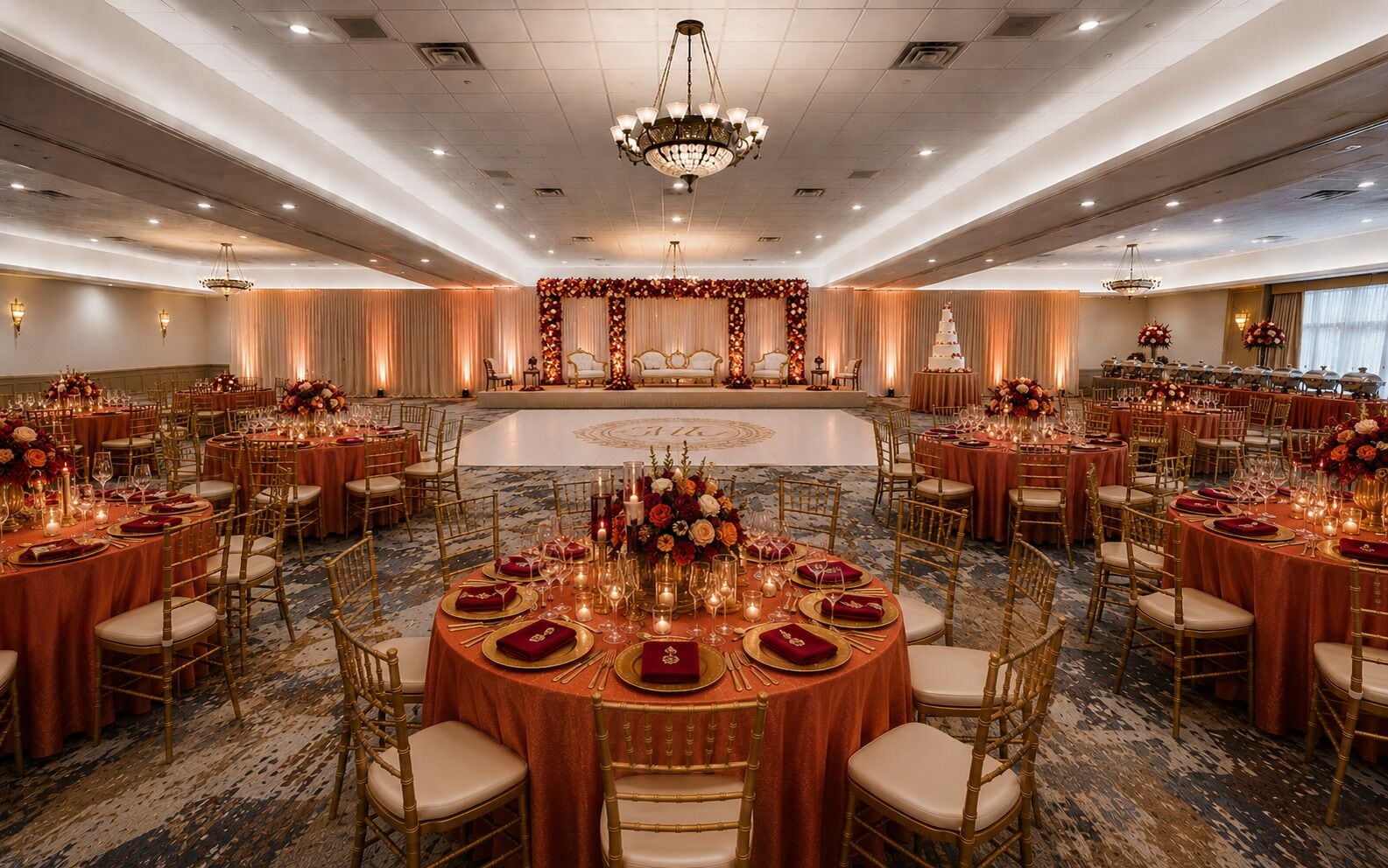 Uma sala de banquetes com mesas redondas, cadeiras douradas e um palco central.
