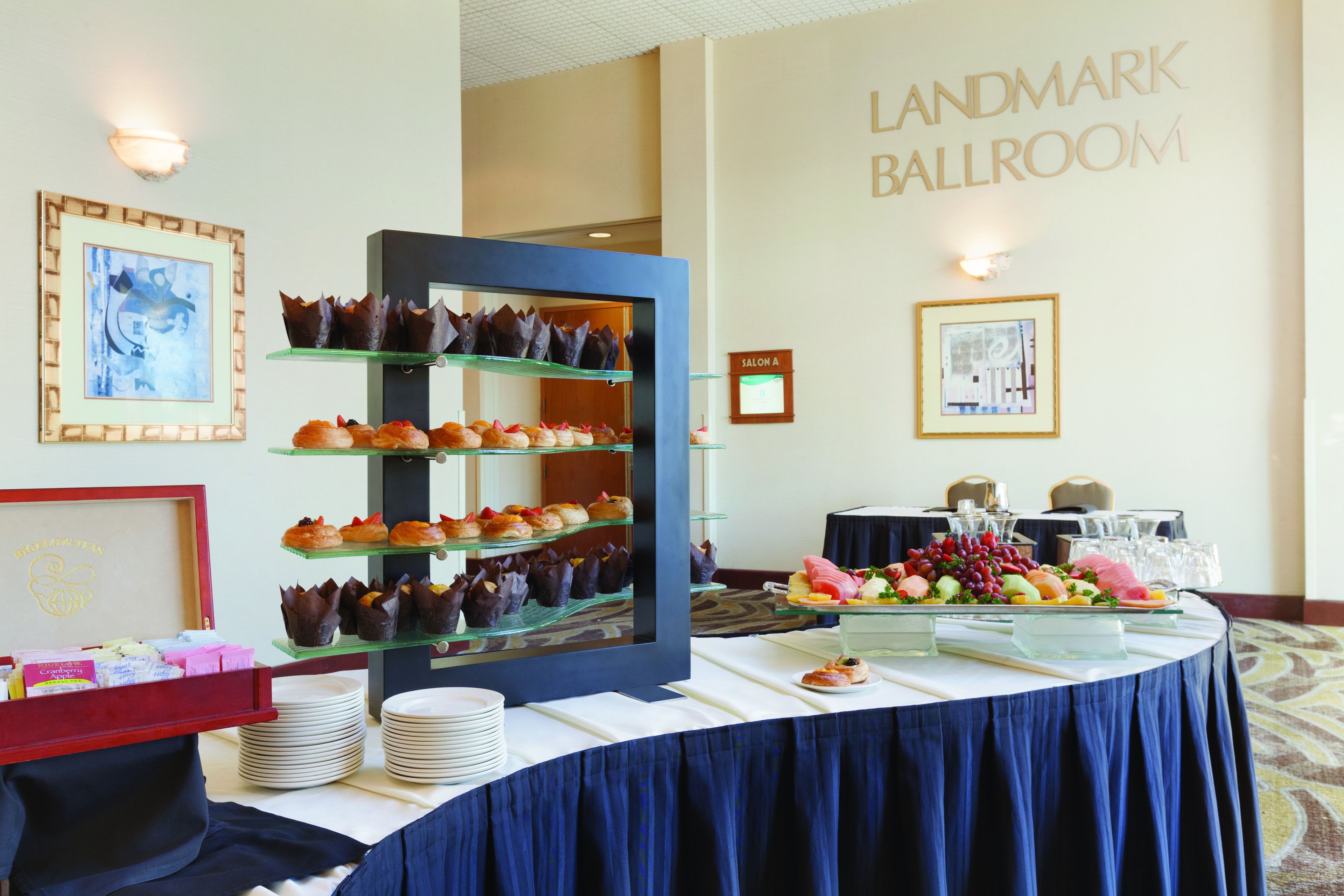 Un buffet a été installé dans la salle de réception « Landmark Ballroom », avec divers plats proposés, et une pancarte indiquant « SALON A ».