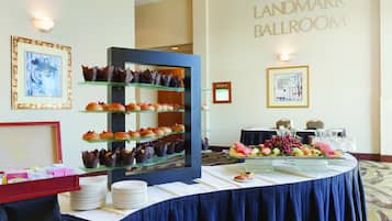 Un buffet a été installé dans la salle de réception « Landmark Ballroom », avec divers plats proposés, et une pancarte indiquant « SALON A ».