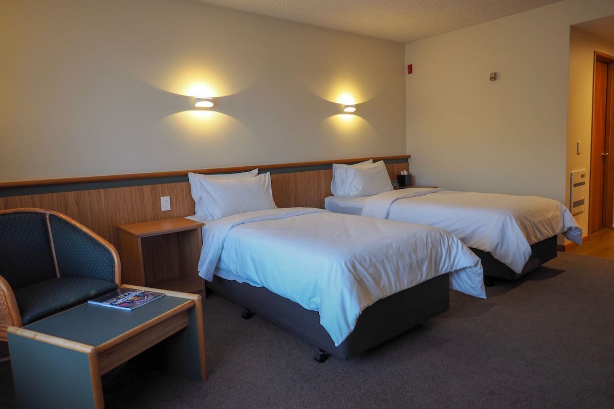 Zweibettzimmer | 3 Schlafzimmer, Bügeleisen/Bügelbrett, kostenloses WLAN, Bettwäsche