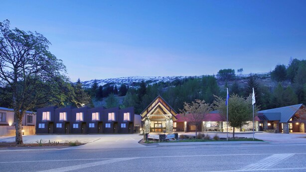Un hôtel composé d’un bâtiment principal et d’une annexe plus petite.