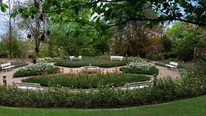 A circular garden with benches and a central fountain. - Hotel am Rosengarten (Bad Wimpfen)